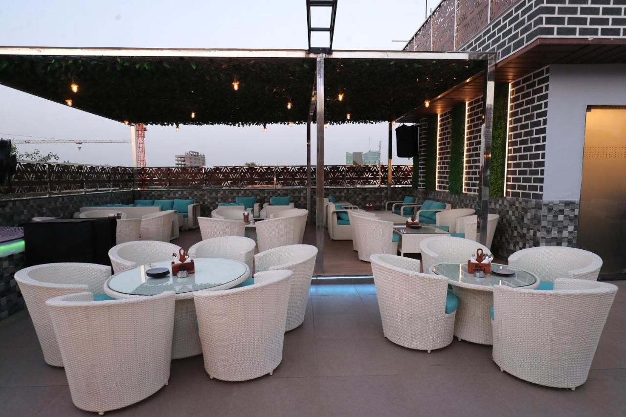 Crown Ceremonies Hotel Faridabad Buitenkant foto