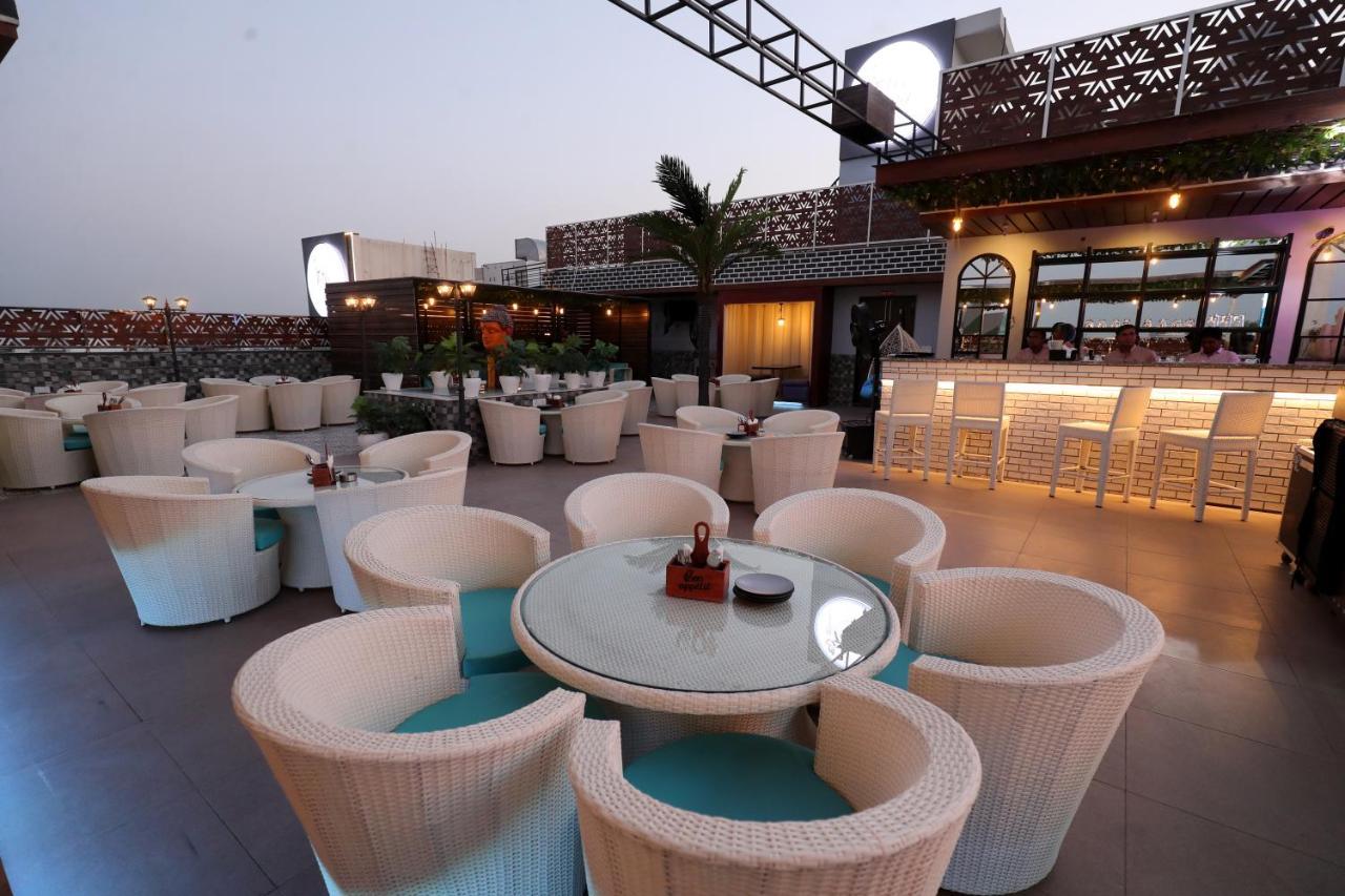 Crown Ceremonies Hotel Faridabad Buitenkant foto