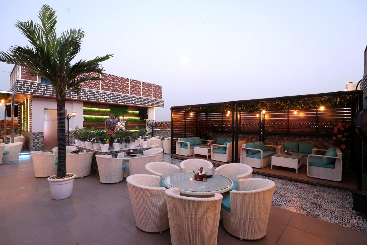 Crown Ceremonies Hotel Faridabad Buitenkant foto