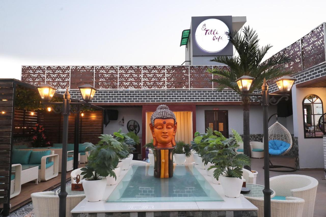 Crown Ceremonies Hotel Faridabad Buitenkant foto