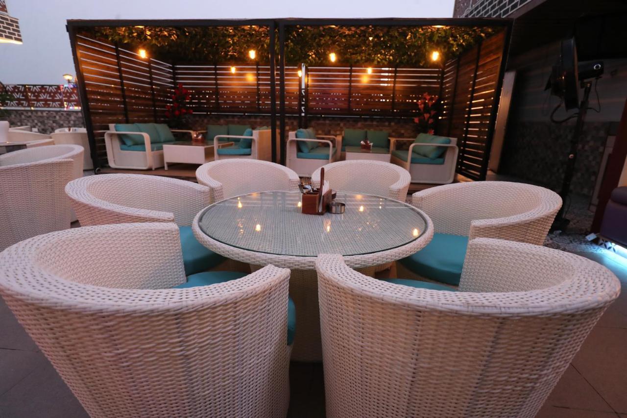 Crown Ceremonies Hotel Faridabad Buitenkant foto