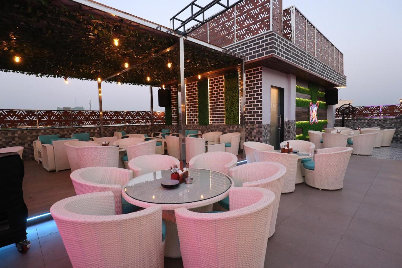 Crown Ceremonies Hotel Faridabad Buitenkant foto
