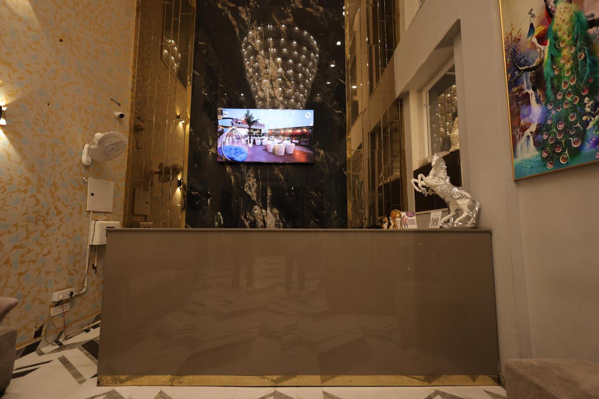 Crown Ceremonies Hotel Faridabad Buitenkant foto