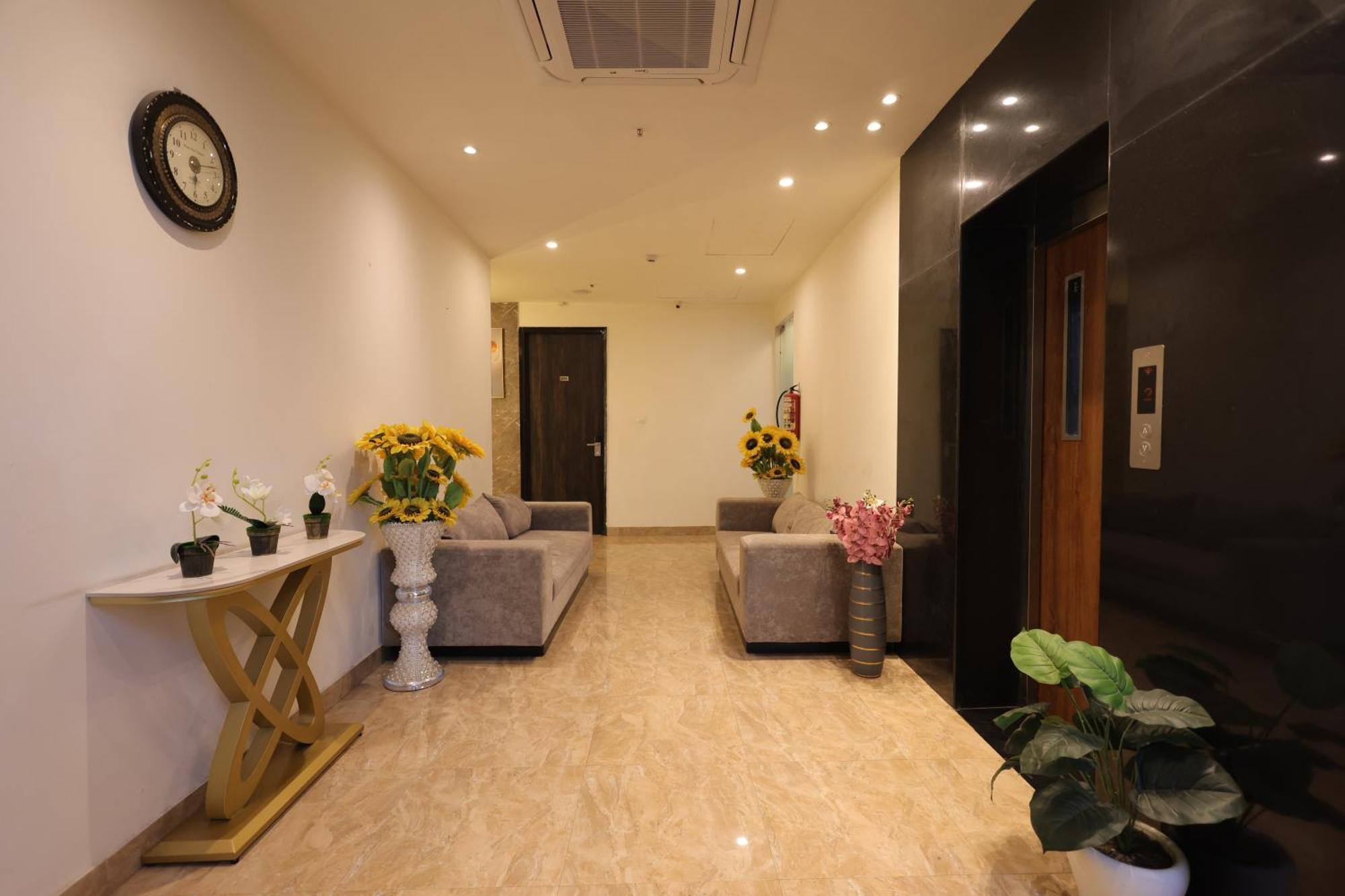 Crown Ceremonies Hotel Faridabad Buitenkant foto