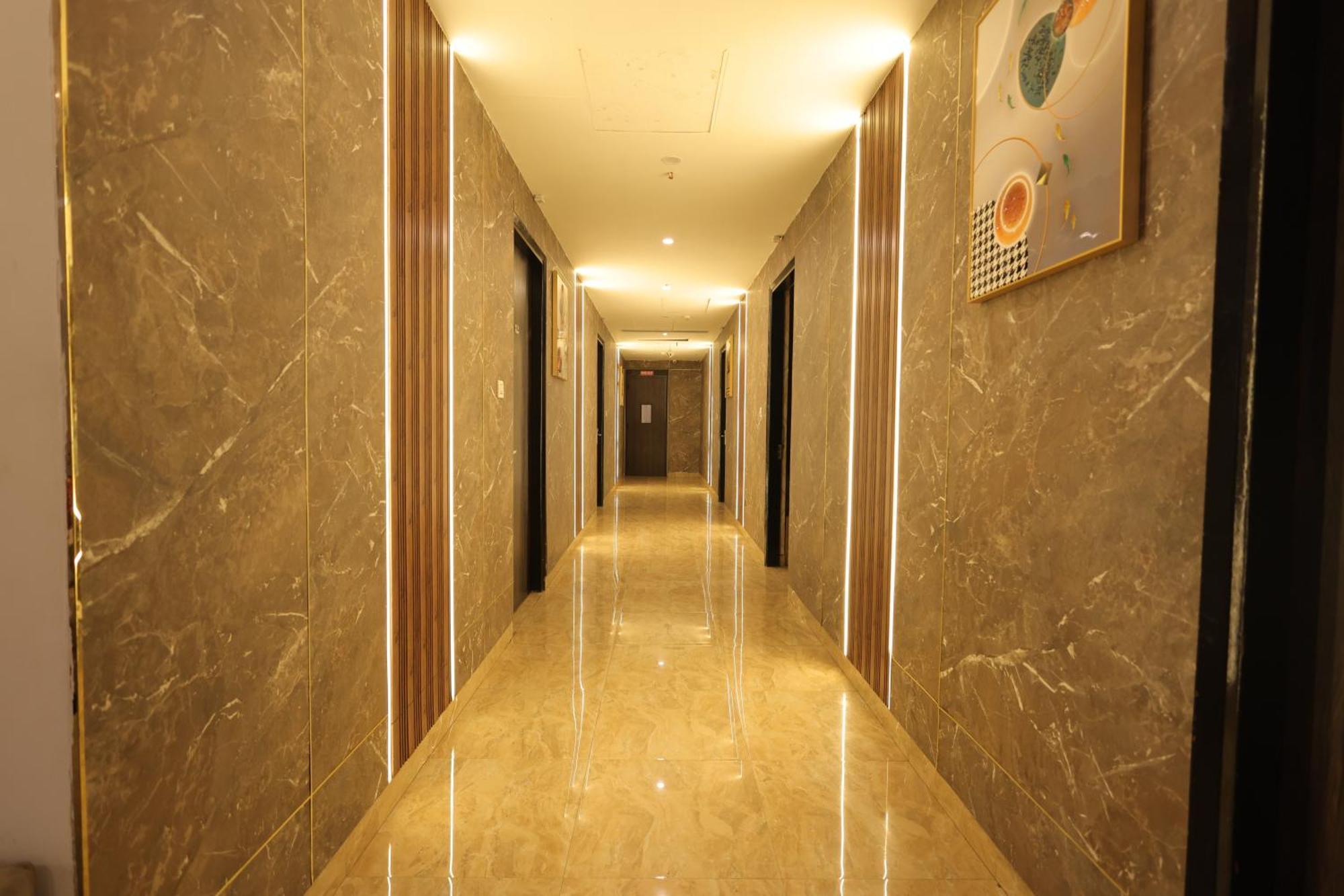 Crown Ceremonies Hotel Faridabad Buitenkant foto